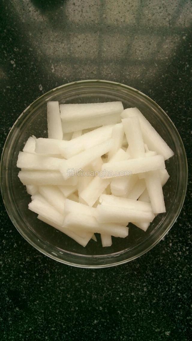 白萝卜刨皮，切成条，加适量盐腌制20分钟。