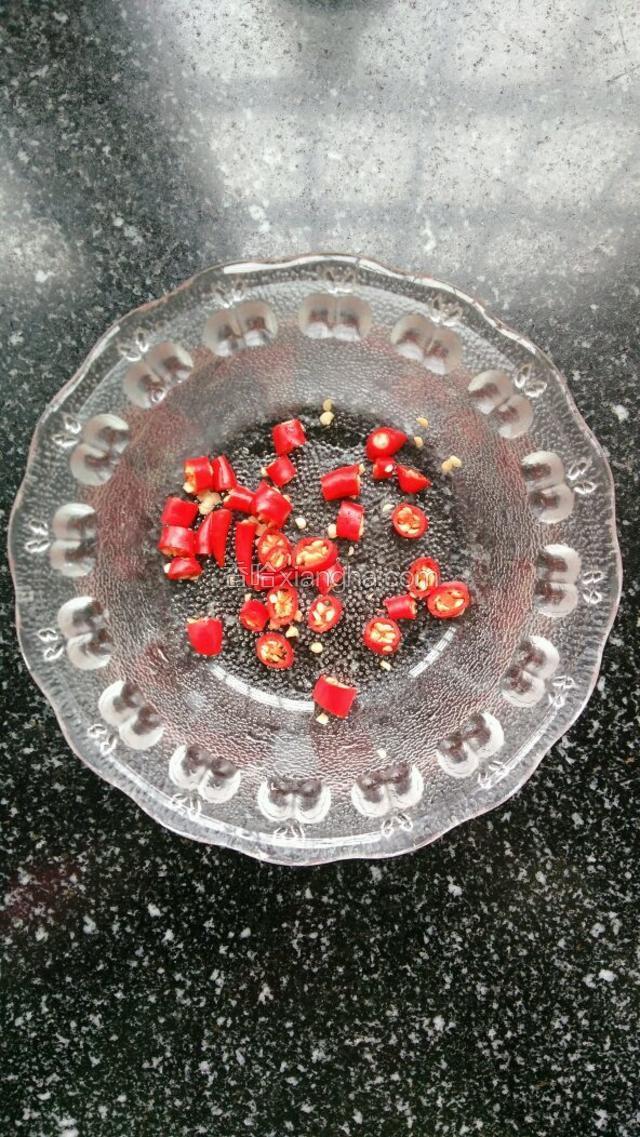 小米椒切碎。