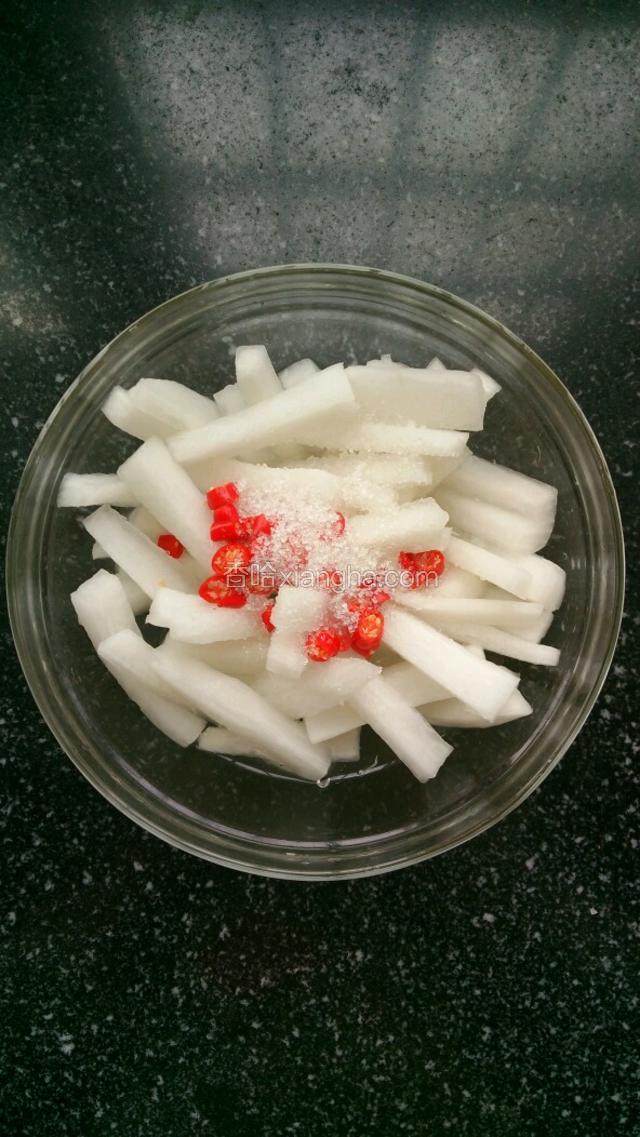 再加适量白糖和白醋。