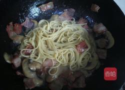 奶油蘑菇培根意面的做法图解6