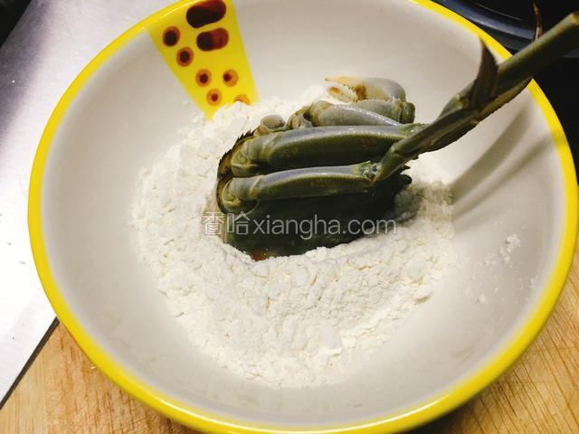 蟹切开的那面裹一层面粉。