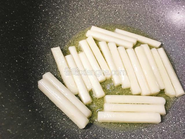 放油锅里炸至皮皱起捞出。
