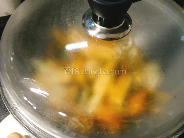 加盖，大火煮沸后转小火继续煮至蟹壳变红。