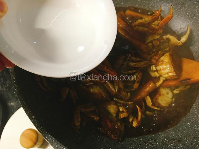 加入水淀粉勾芡。大火收汁。