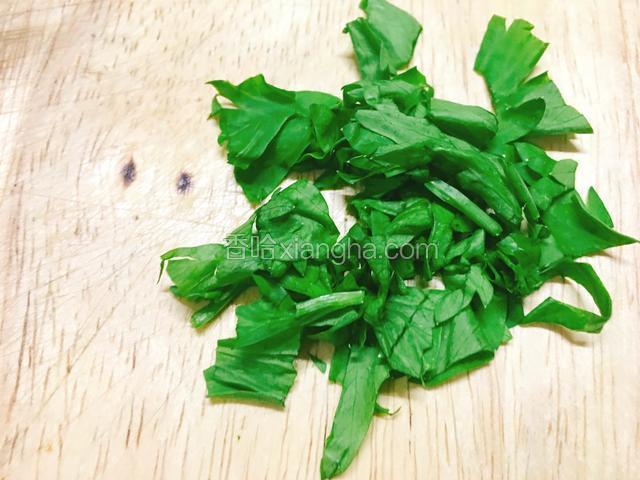 盛盘后撒上芹菜叶。