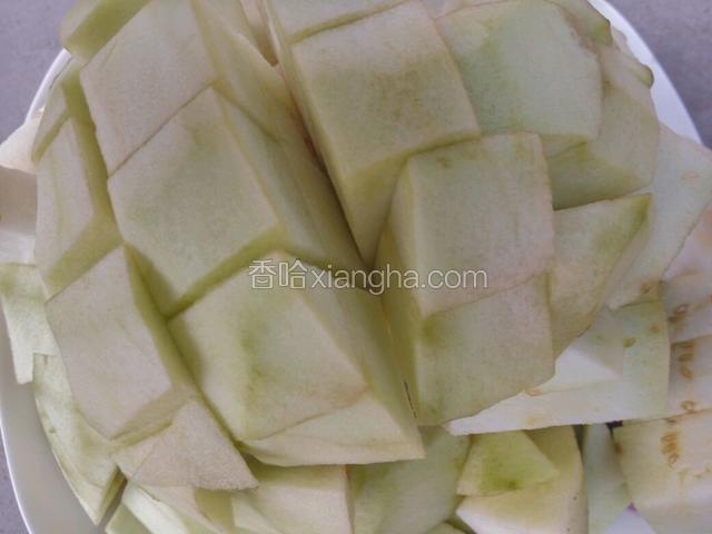 茄子洗净去皮切块