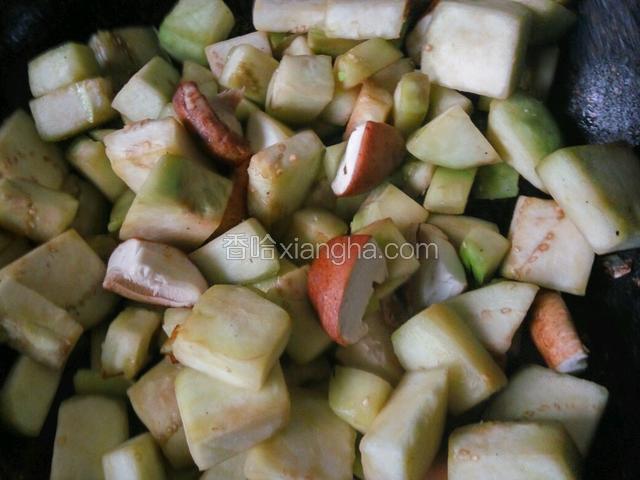 下入茄子和香菇炒出香味