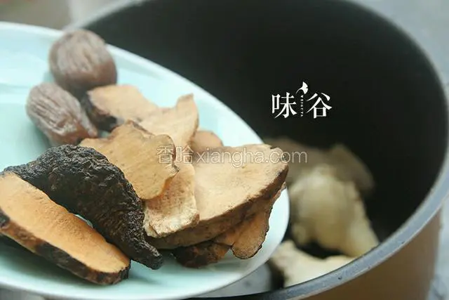 所有材料和鸡肉，连同姜片一起入电饭锅，加适量清水，按煲汤功能即可（其他锅的话大火烧开后小火炖1个半小时）