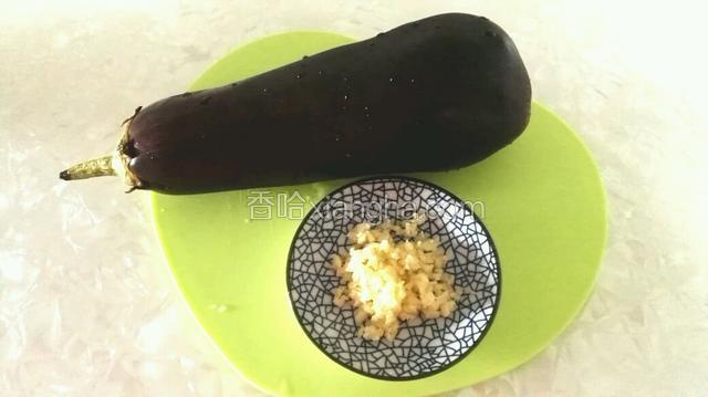 准备材料：蒜切碎