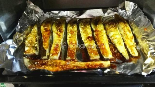 把烤盘放烤箱中层，上下火170℃烤15分钟，再刷一次酱汁，再烤15分钟