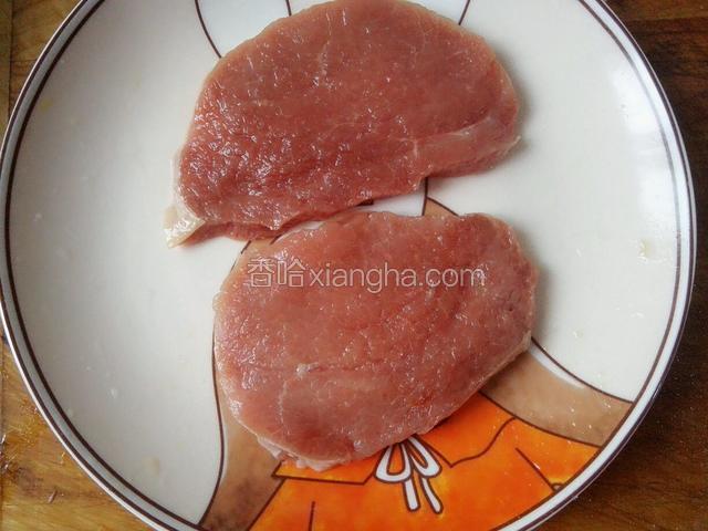 牛里脊切成一指厚的片，用擀面杖打散，涂抹一点盐和料酒腌30分钟