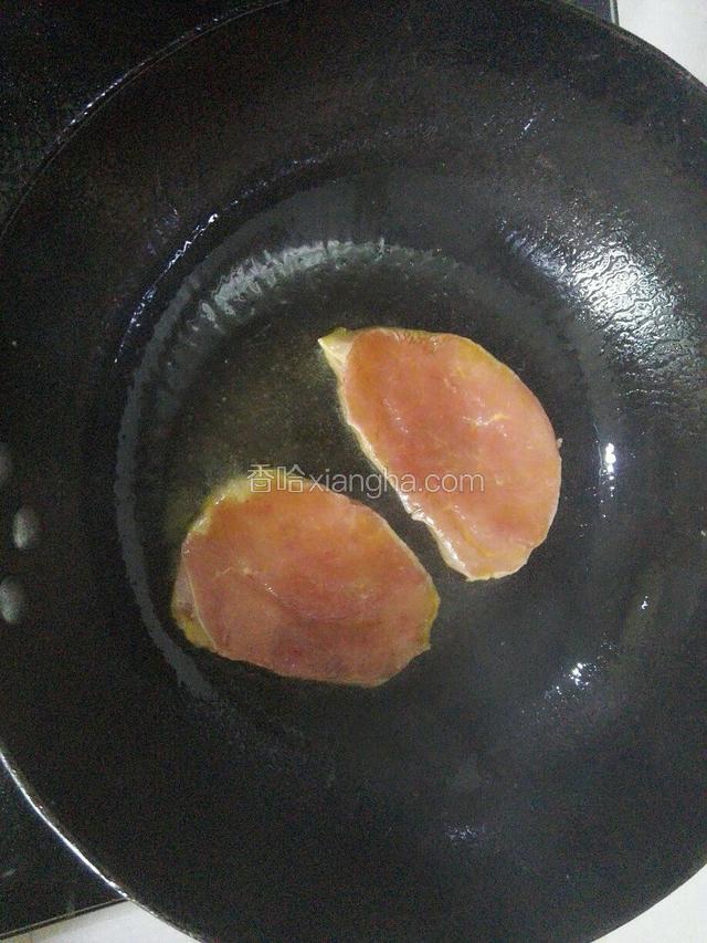 锅中放入少量黄油煎牛排