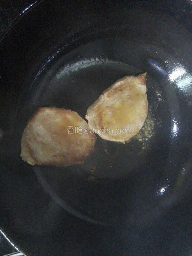 一面煎1分钟左右翻面（根据个人喜好选择煎制时间）