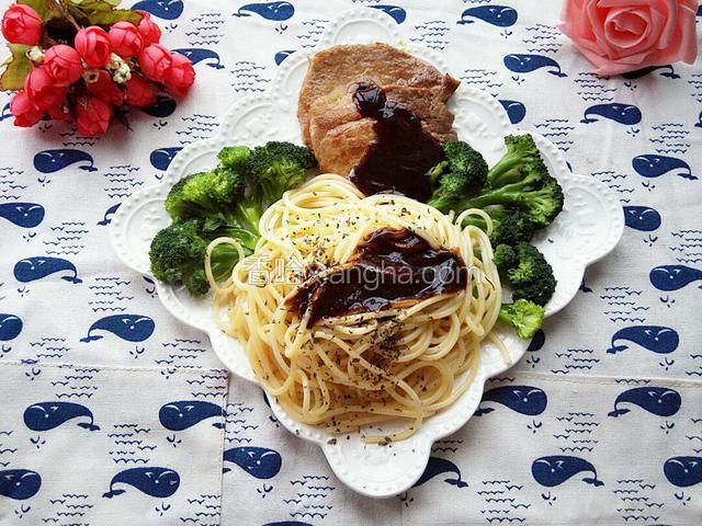 将黑胡椒酱淋在意面和牛排上