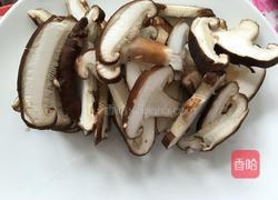 爆炒青椒香菇的做法图解2