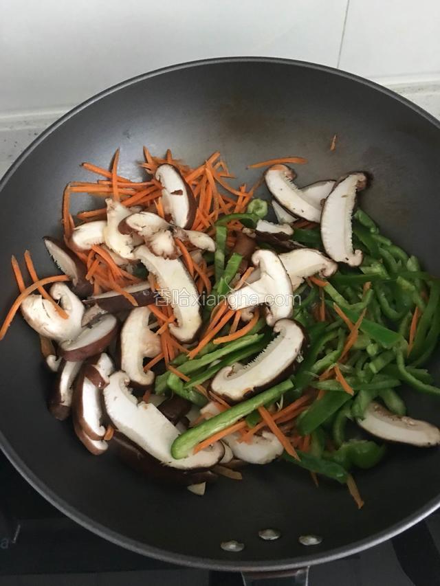 加入所以材料大火爆炒，放入盐，鸡精，酱油，炒两分钟即可