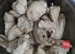 野蘑菇炖鸡的做法图解3