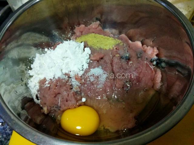 鱼容加鸡蛋，盐，姜蓉，鸡精，生粉搅拌均匀