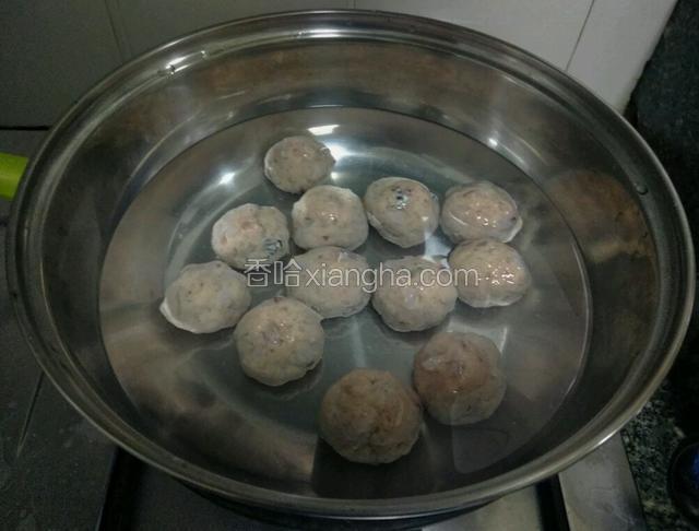 冷水放丸子入锅，小火慢煮