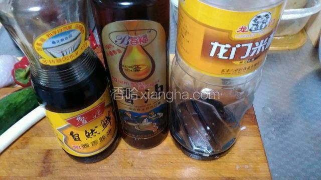 加入鲜酱油，香油，醋