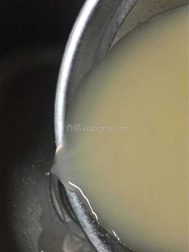 取出过滤好的绿豆水，用手摸一下下面有没有硬硬的沉淀物，如果有就倒掉表面的水份