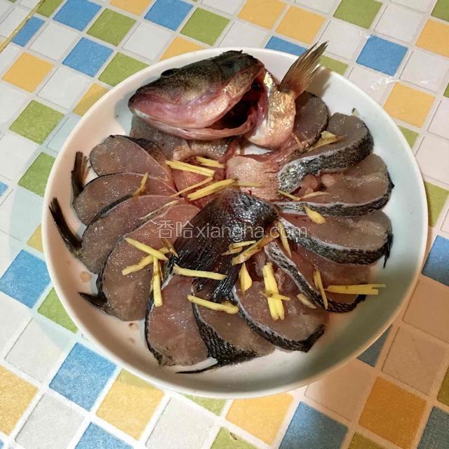 鲈鱼清洗干净后去头去尾，从背部切开，肚子部分不要切断。加盐、料酒、姜丝腌制半小时