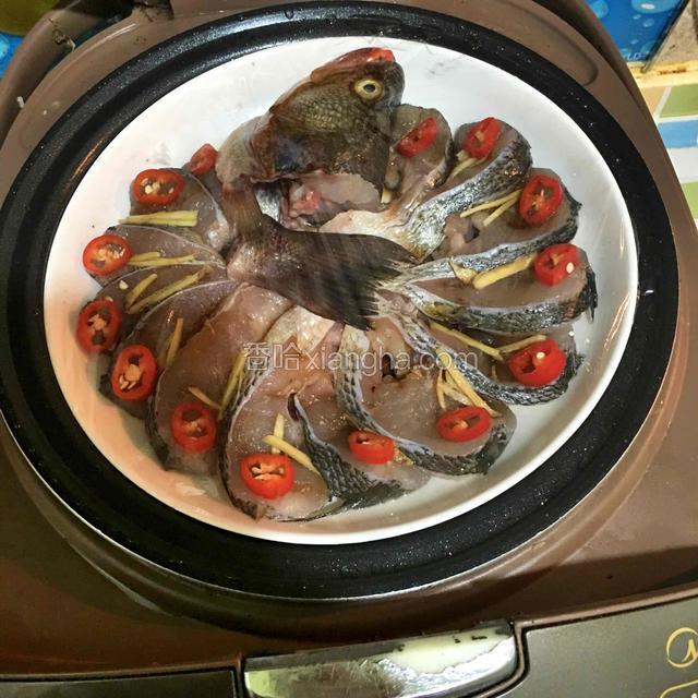 冷水上锅蒸约十分钟，再闷五分钟即可出锅