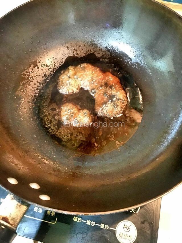 另起一锅下油，倒入蒸鱼时碗里的汤汁，加入蒸鱼豉油、生抽，大火煮开