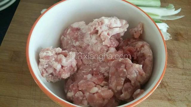 准备猪肉馅300克。