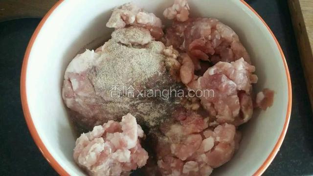 猪肉馅里放料酒，生抽，五香粉，盐搅拌均匀。