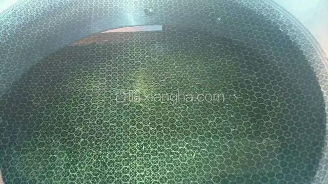 锅中倒800克植物油。