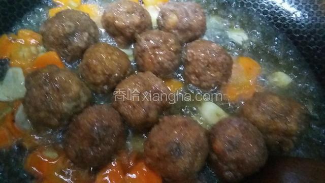 接着掺开水炖煮丸子2分钟左右。