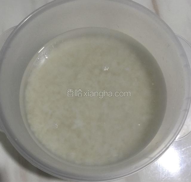 将糯米淘洗干净，用开水浸泡4－6小时
