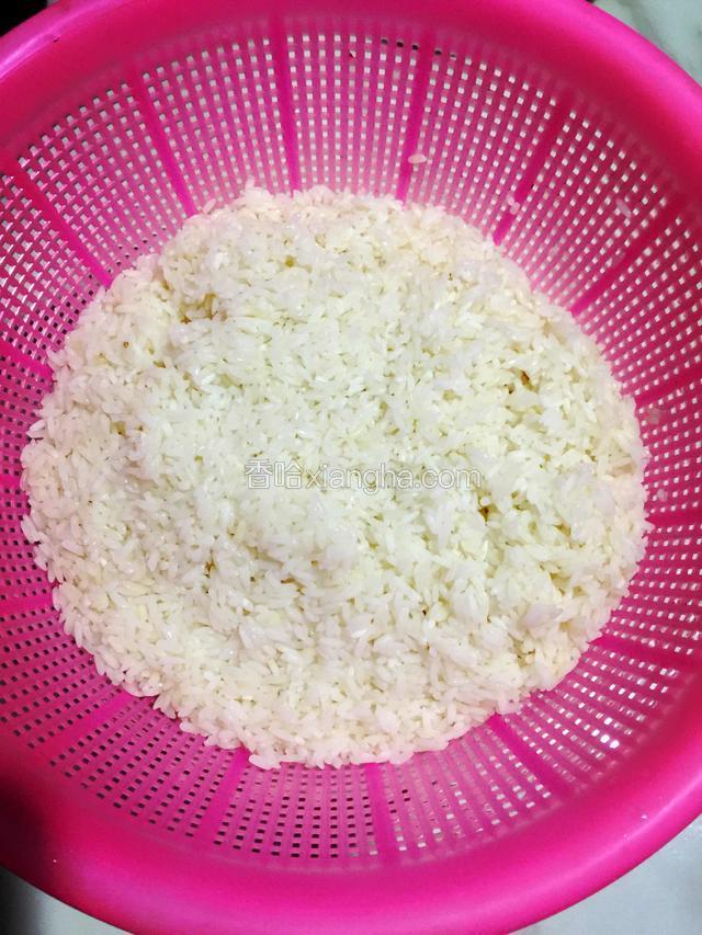 过滤浸泡好的糯米