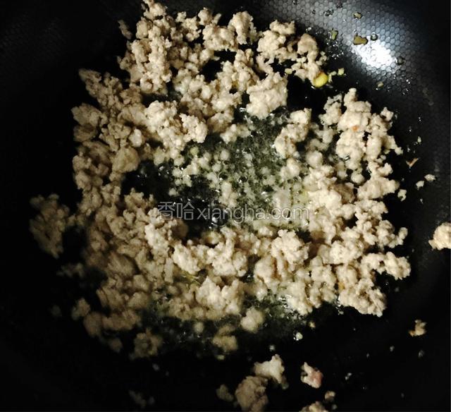 放油烧热，将姜末，肉末炒熟