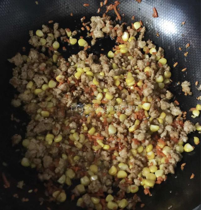 加入，虾泥，红萝卜和玉米炒熟