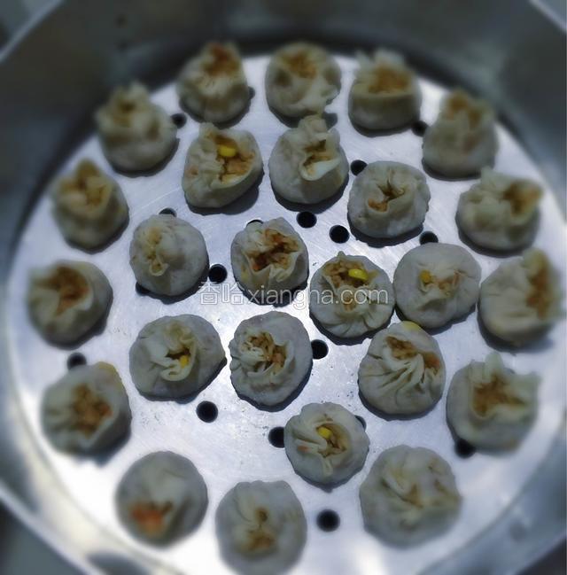 包好后，放入蒸锅中蒸半小时