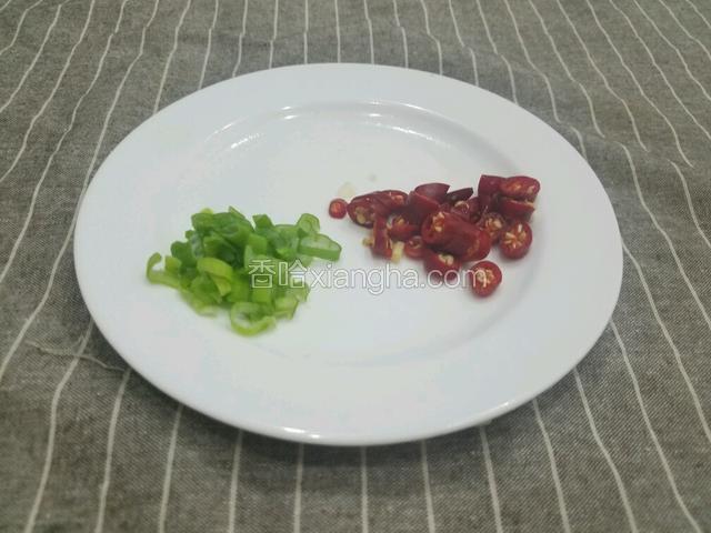 香葱和小米椒椒切成圈。