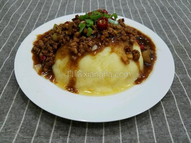 将做好的料汁倒在土豆泥上就可以了。