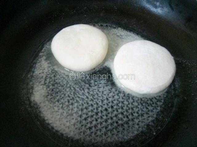 锅一点油，放入饼子烙