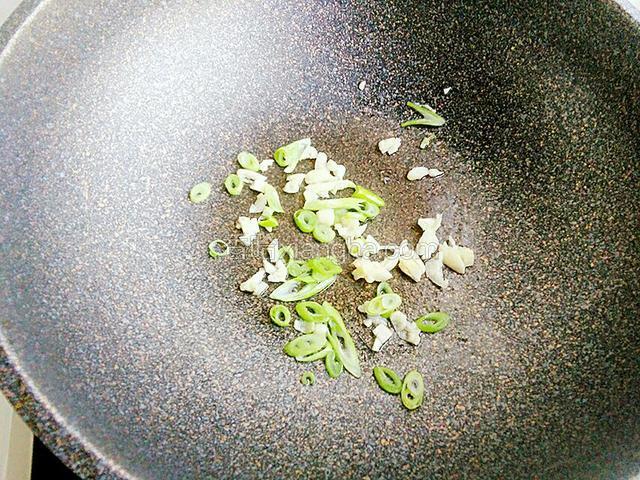 锅里放少许的食用油，油热后放入葱花和蒜末炒香