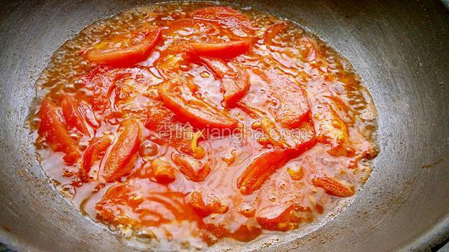 加入酱油、150ml水，翻炒。