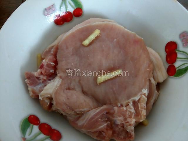 大排洗净沥干，用料酒，盐，生抽，姜，胡椒粉腌制