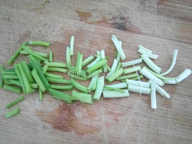 准备葱，喜欢吃的可以多一点