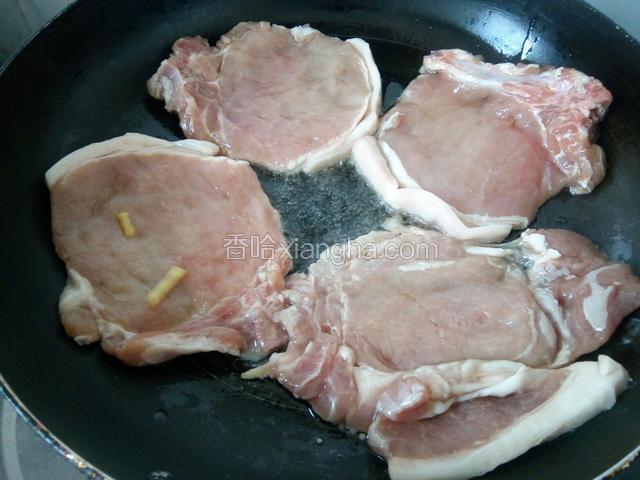 锅油热，捞出大排放入锅里煎，小火煎熟