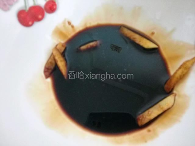 用碗调汁，料酒，生抽，老抽，姜，糖，鸡精，搅拌均匀