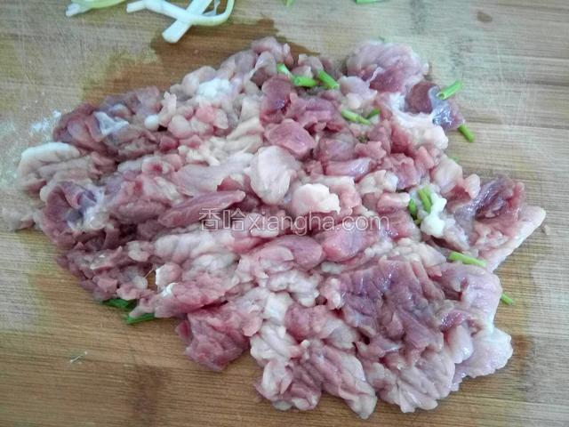 瘦肉洗净加葱姜剁碎