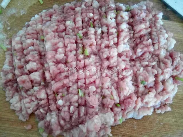 剁久一点，成肉糜