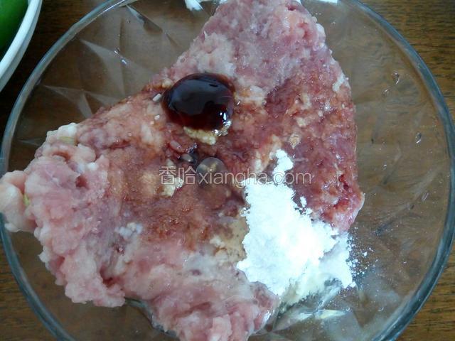 加盐，料酒，生抽，耗油，胡椒粉，搅拌均匀