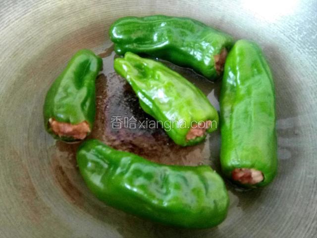 放入青椒小火煎